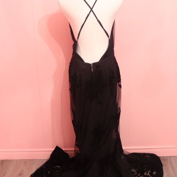 Elegant Black Evening Gown - Picture 3 of 4